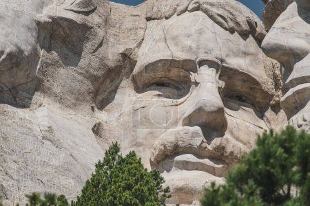 Foto de Vista de cerca de Theodore Roosevelt tallado en la ladera de la montaña en Mt. Rushmore. - Imagen libre de derechos