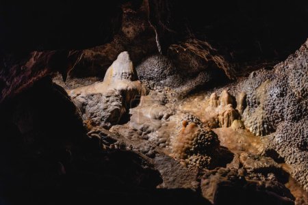 Téléchargez les photos : Formations uniques de calcite dans le monument national de la grotte Jewel appelé "espar de tête de clou" qui couvrent la grotte dans une texture de bijou - en image libre de droit