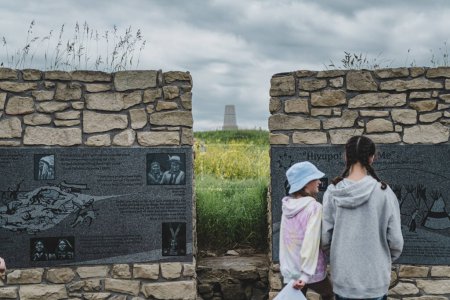 Deux filles regardant le Mémorial indien au champ de bataille de Little Bighorn, 7e US Cavalry Memorial en arrière-plan