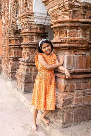 Foto de Una hermosa niña india cerca de un templo de terracota de Bengala Occidental - Imagen libre de derechos