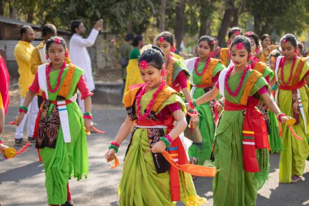 Foto de Bolpur, Shantiniketan, Bengala Occidental, India-7 de marzo de 2023: número de chicas bengalíes indias que celebran la danza de la tradición holi - Imagen libre de derechos