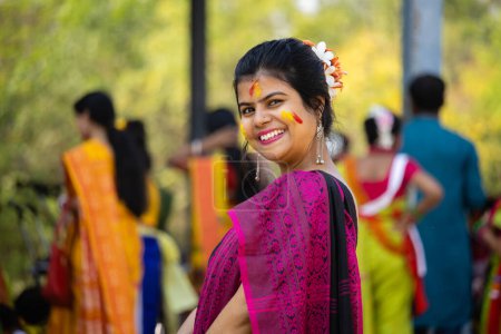Téléchargez les photos : An Indian woman with colorful face looking at camera in holi - the festival of colors - en image libre de droit