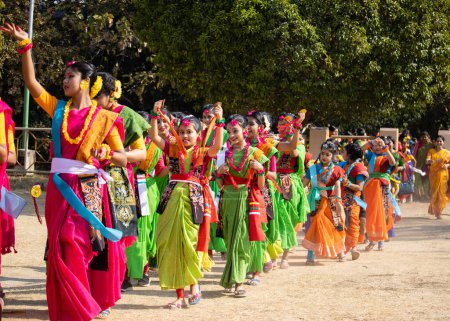 Téléchargez les photos : Bolpur, Shantiniketan, Bengale-Occidental, Inde-7 mars 2023 : nombre de filles bengalaises indiennes célébrant la danse traditionnelle holi - en image libre de droit