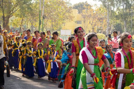 Foto de Bolpur, Shantiniketan, Bengala Occidental, India-7 de marzo de 2023: número de chicas bengalíes indias que celebran la danza de la tradición holi - Imagen libre de derechos