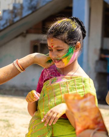 Foto de Un niño de Bengli indio con cara colorida y vestido de tradición en holi - Imagen libre de derechos