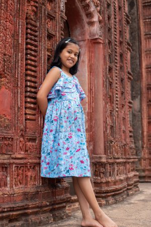 Foto de Una hermosa niña india cerca de un templo de terracota de Bengala Occidental - Imagen libre de derechos