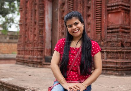 Foto de Una hermosa mujer india cerca de un templo de terracota de Bengala Occidental - Imagen libre de derechos