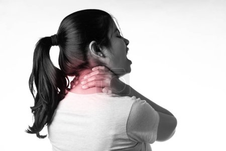 Una mujer india sosteniendo su cuello por dolor mostrando expresión dolorosa sobre fondo blanco