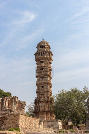 Chittorgarh, Rajastán, India - 4 de noviembre de 2023: El famoso puesto de victoria o vijaya stambha de Chittorgarh Fort de pie en lo alto del cielo azul claro