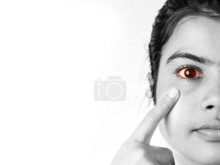 Vista cercana monocromática del ojo amarillo rojizo de una mujer india, concepto de cuidado de la salud