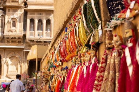 Poupées de marionnettes artisanales traditionnelles colorées de l'Inde vendues dans un magasin de rue à Jaisalmer, Rajasthan