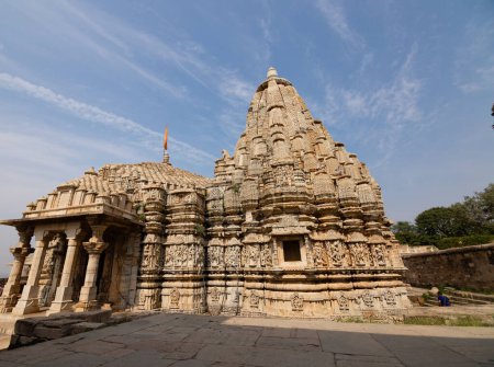Chittorgarh, Rajasthan, Indien - 4. November 2023: Die Weitwinkelansicht des Tempels in Chittorgarh Fort bei bewölktem blauem Himmel