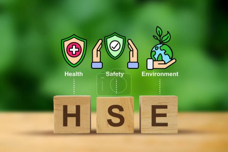 Téléchargez les photos : HSE concept, Santé Sécurité Environnement acronyme, HSE on a woodblock - en image libre de droit