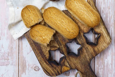 Foto de Polvorones y mantecados, tradicionales pasteles de Navidad de Andalucía, España, sobre fondo de madera, vista desde arriba. Copiar espacio - Imagen libre de derechos