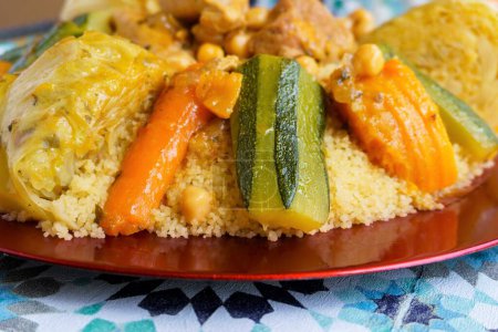 Téléchargez les photos : Couscous marocain traditionnel à la viande et légumes, chou, carottes, courgettes - en image libre de droit