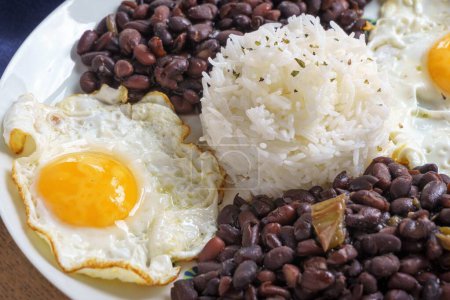 Foto de Frijoles con arroz y huevo. Comida típica del Caribe, muchas partes de América Latina y comunidades sefardíes. - Imagen libre de derechos