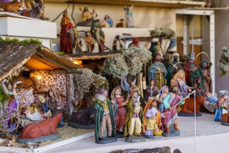 Téléchargez les photos : Figurines pour la décoration des crèches de Noël à vendre au marché de Noël typique - en image libre de droit