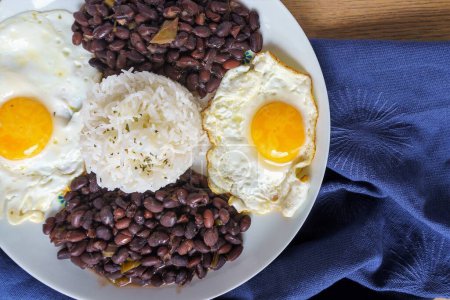 Foto de Frijoles con arroz y huevo. Comida típica del Caribe, muchas partes de América Latina y comunidades sefardíes. - Imagen libre de derechos
