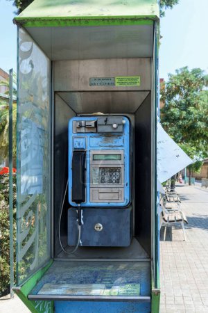 Foto de Barcelona, España-6 de diciembre de 2022. Cabina telefónica de monedas en la calle. Tecnología obsoleta. Eliminación de cabinas telefónicas de la calle. - Imagen libre de derechos