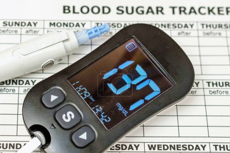 Foto de Medidor de azúcar en sangre, monitoreo y seguimiento de la enfermedad por anotación en el rastreador de azúcar en sangre. Niveles altos de glucosa - Imagen libre de derechos