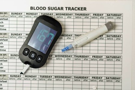Foto de Medidor de azúcar en sangre, monitoreo y seguimiento de la enfermedad por anotación en el rastreador de azúcar en sangre. Niveles altos de glucosa - Imagen libre de derechos