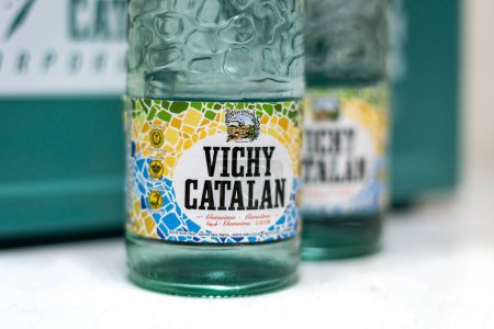 Téléchargez les photos : Barcelona, Spain - March 9, 2022. Bottles and box of Vichy Catalan, a Spanish brand of bottled carbonated mineral water from the homonymous thermal spring, in Caldas de Malavella, - en image libre de droit