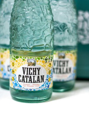 Téléchargez les photos : Barcelona, Spain - March 9, 2022. Bottles and box of Vichy Catalan, a Spanish brand of bottled carbonated mineral water from the homonymous thermal spring, in Caldas de Malavella, - en image libre de droit