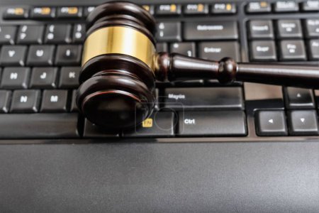Téléchargez les photos : Cyber law or justice concept, judge gavel on computer keyboard - en image libre de droit