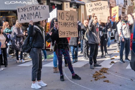 Foto de Barcelona, España 5 de febrero de 2022. Hablando en contra del abuso de animales. Llamamiento a la acción para el tratamiento ético y los derechos de los animales. Varias personas con pancartas de protesta - Imagen libre de derechos