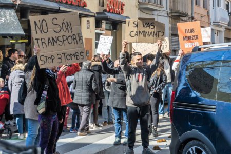 Foto de Barcelona, España 5 de febrero de 2022. Hablando en contra del abuso de animales. Llamamiento a la acción para el tratamiento ético y los derechos de los animales. Varias personas con pancartas de protesta - Imagen libre de derechos