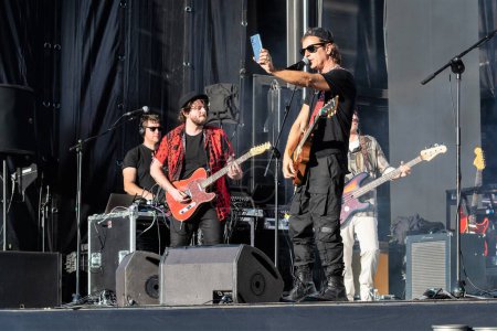 Téléchargez les photos : Barcelone, Espagne-17 février 2023. Un jeune musicien énergique joue une guitare électrique sur scène, ravissant le public avec une performance rock de haute énergie. - en image libre de droit