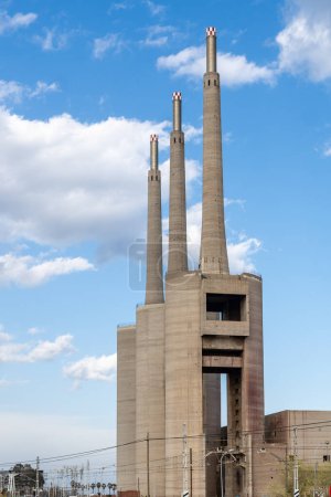 Foto de La central térmica conocida popularmente como la central térmica de las tres chimeneas fue una instalación termoeléctrica de ciclo convencional situada entre las ciudades de Sant Adri del Besos y Badalona, España. - Imagen libre de derechos