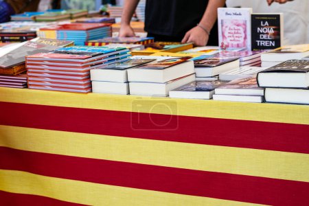 Téléchargez les photos : Barcelone, Espagne - 23 avril 2021. Festival Sant Jordi à Barcelone. Foire du livre et rose - en image libre de droit