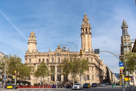 Foto de Barcelona, España-5 de abril de 2023. Edificio de oficinas de correos y Via lietana en Barcelona, España. - Imagen libre de derechos