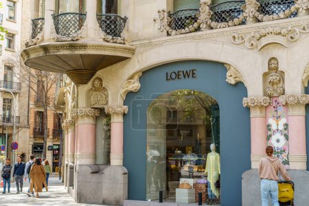 Téléchargez les photos : Barcelone, Espagne-9 avril 2023. Loewe, maison de couture espagnole de luxe spécialisée dans la maroquinerie, fait désormais partie du holding français LVMH Louis Vuitton. Logo sur la façade - en image libre de droit