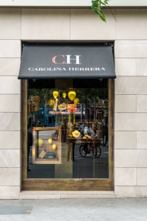 Téléchargez les photos : Barcelone, Espagne-29 avril 2023. Mara Carolina Josefina Pacanins Nio, connue sous le nom de Carolina Herrera, entrepreneure, créatrice de mode a fondé sa propre maison de couture en 1981. Logo sur la porte d'entrée. - en image libre de droit