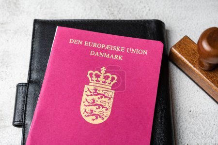 Pasaporte y sello danés. Concepto de vacaciones y viajes de negocios