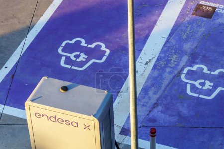Téléchargez les photos : Barcelone, Espagne-20 août 2023. Point de recharge pour véhicules électriques de la société Endesa située dans la rue. - en image libre de droit