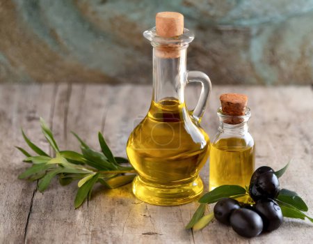 Mediterrane Essenz: Olivenöl flüssiges Gold. Artisan Olivenöl, reich und rein, gefangen in einer rustikalen Umgebung.