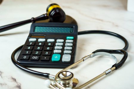 Stethoskop und Taschenrechner symbolisieren die Schnittstelle von Gesundheit und Finanzen.