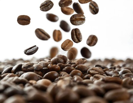 Foto de Primer plano de granos de café cayendo en una pila de granos de café sobre un fondo blanco con formas y tamaños variables, y de color marrón intenso, cayendo en cámara lenta y formando un pequeño montón - Imagen libre de derechos