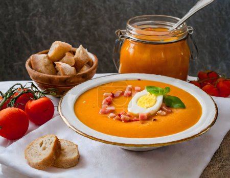 Foto de Sopa tradicional española de Salmorejo. Sopa de tomate y pan frío con guarniciones - Imagen libre de derechos