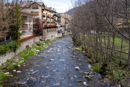 Der Fluss Ter passiert die Häuser in der Stadt Camprodon in Girona, Spanien.
