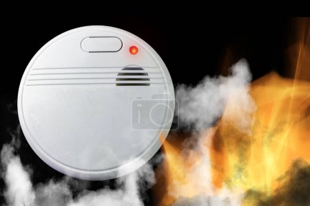 Foto de Detector de humo con sirena de sonido sobre fondo negro vista superior - Imagen libre de derechos