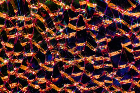 Téléchargez les photos : Mur de verre protecteur texture de verre trempé cassé fond rouge avec des rayons étoilés gros plan - en image libre de droit