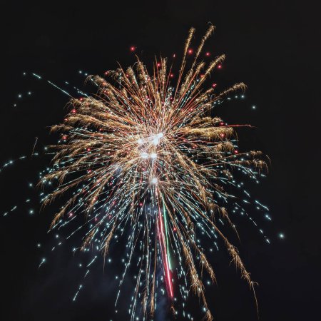 Foto de Una vibrante exhibición de fuegos artificiales coloridos que iluminan el cielo nocturno con un espectáculo fascinante y espectacular, creando una escena impresionante y deslumbrante durante una celebración o evento.. - Imagen libre de derechos