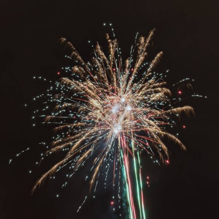 Foto de Una brillante exhibición de fuegos artificiales de colores iluminando el cielo nocturno durante una celebración o evento. - Imagen libre de derechos