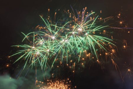 Foto de Un hermoso espectáculo de fuegos artificiales con explosiones deslumbrantes de luces de colores en el cielo nocturno - Imagen libre de derechos