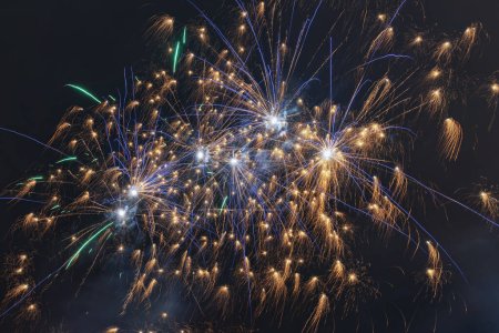 Foto de Espectáculo de fuegos artificiales con explosiones deslumbrantes de luces de colores en el cielo nocturno, creando un espectáculo fascinante - Imagen libre de derechos