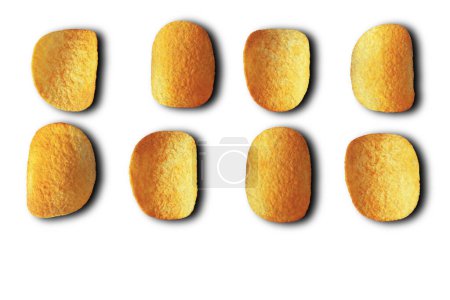 Draufsicht auf runde knusprige Kartoffelchips mit Paprika isoliert auf weißem Hintergrund